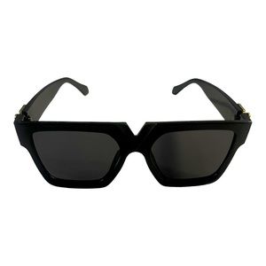 🕶️black-rimmed Shades with a hint of gold🕶️